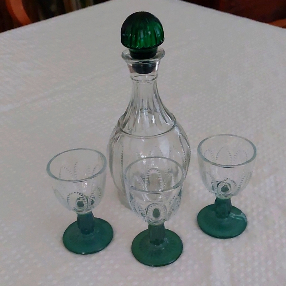 Carafe with 3 matching glasses